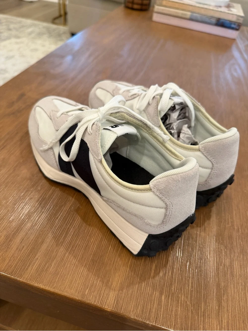 New Balance 327 Unisex Athletic Shoes in White and Black Women SZ 7.5 Men's SZ 6